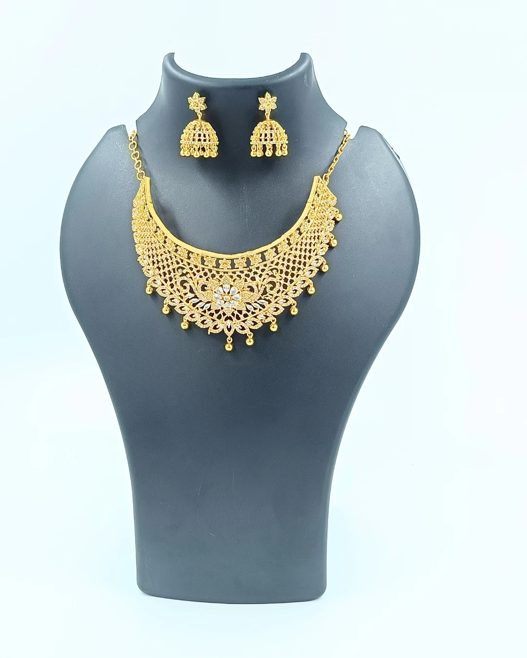 Statement Neckpiece Classic Look Choker with Matching Earrings